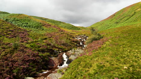 Vogelperspektive-Wasserfall-Im-Snowdonia-nationalpark,-Wales