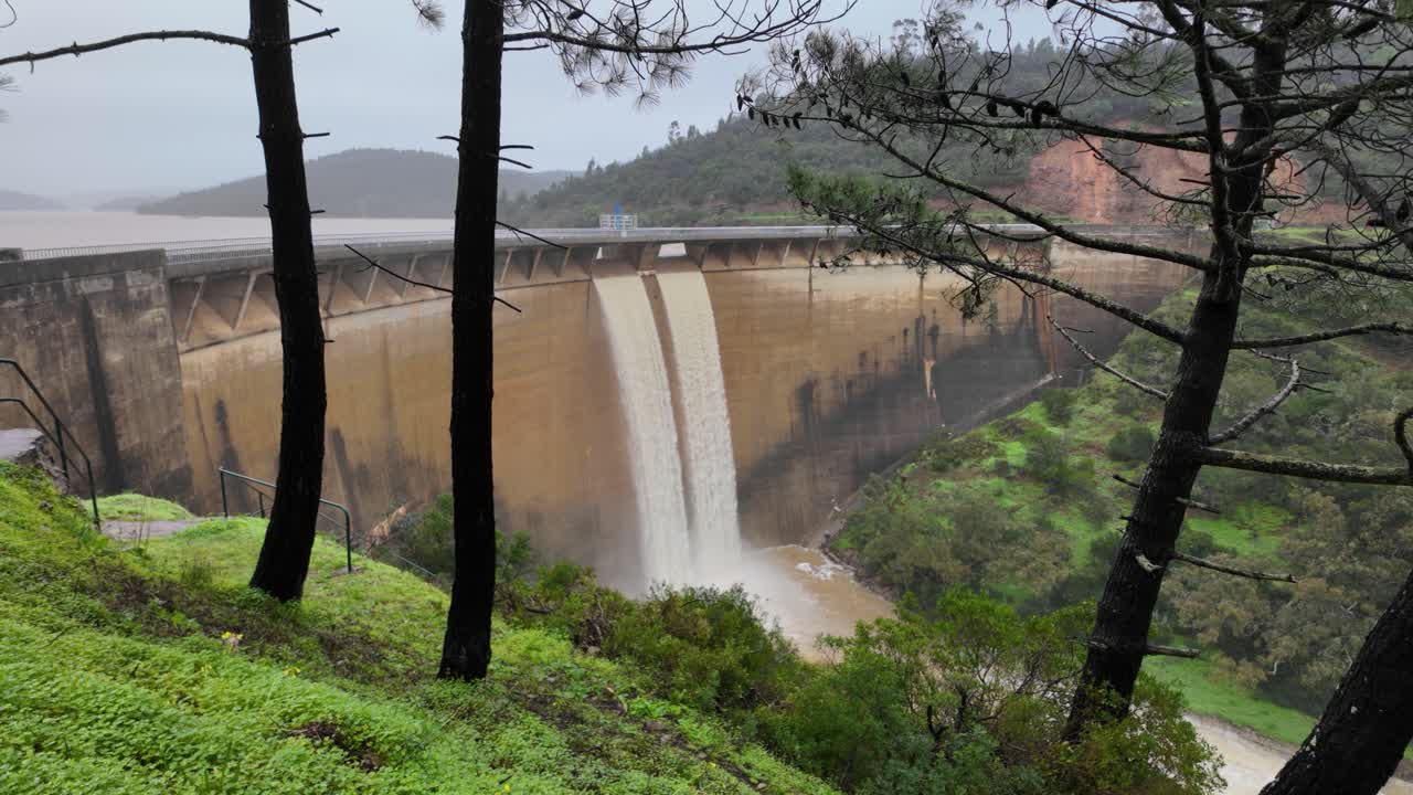Nước chảy xiết qua đập tràn tại Barragem da Bravura sau thời tiết khắc nghiệt ở Bồ Đào Nha