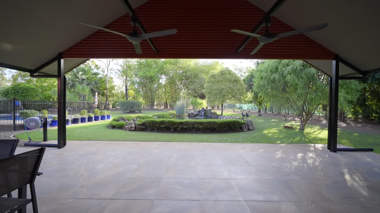 야외 엔터테인먼트 공간을 통해 녹색 잔디밭과 큰 연못 위로 넓은 직선 푸시