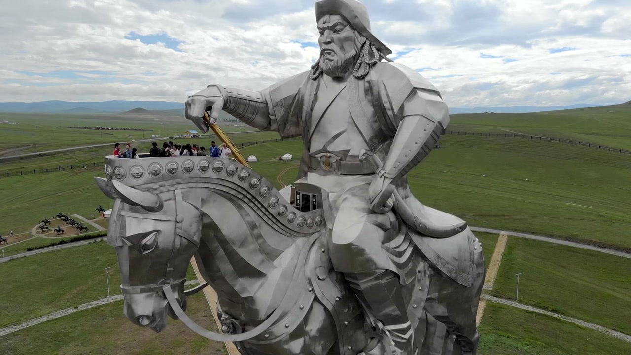 Letecký pohled na komplex soch Čingischána v Mongolsku