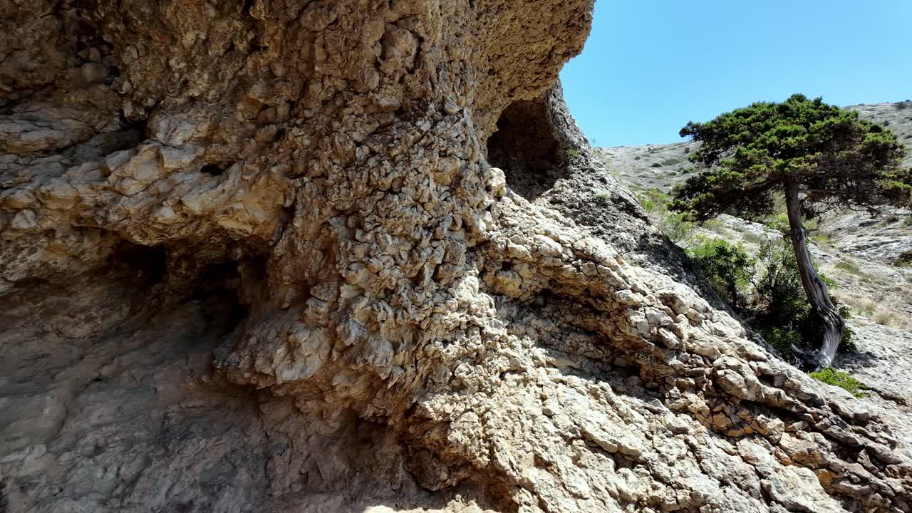 Una vista delle scogliere rocciose vicino a Sudak in Crimea, Russia, che mostra la bellezza naturale della regione in una giornata di sole
