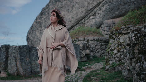 mujer espiritual caminando en un pueblo medieval en cámara lenta