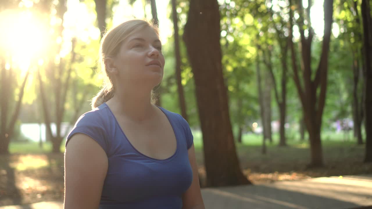 una mujer se quita una máscara médica en un parque 02