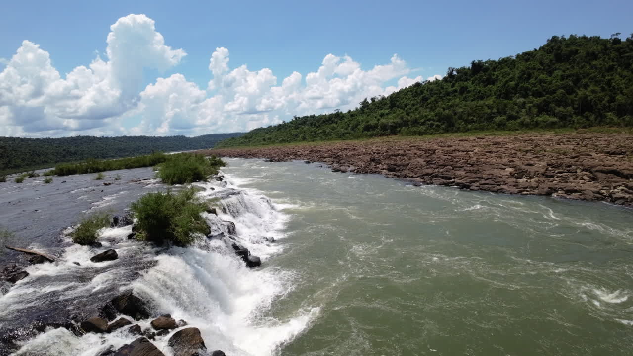 Vista aerea FPV delle Cascate di Mocona su terreno roccioso nella lussureggiante giungla argentina