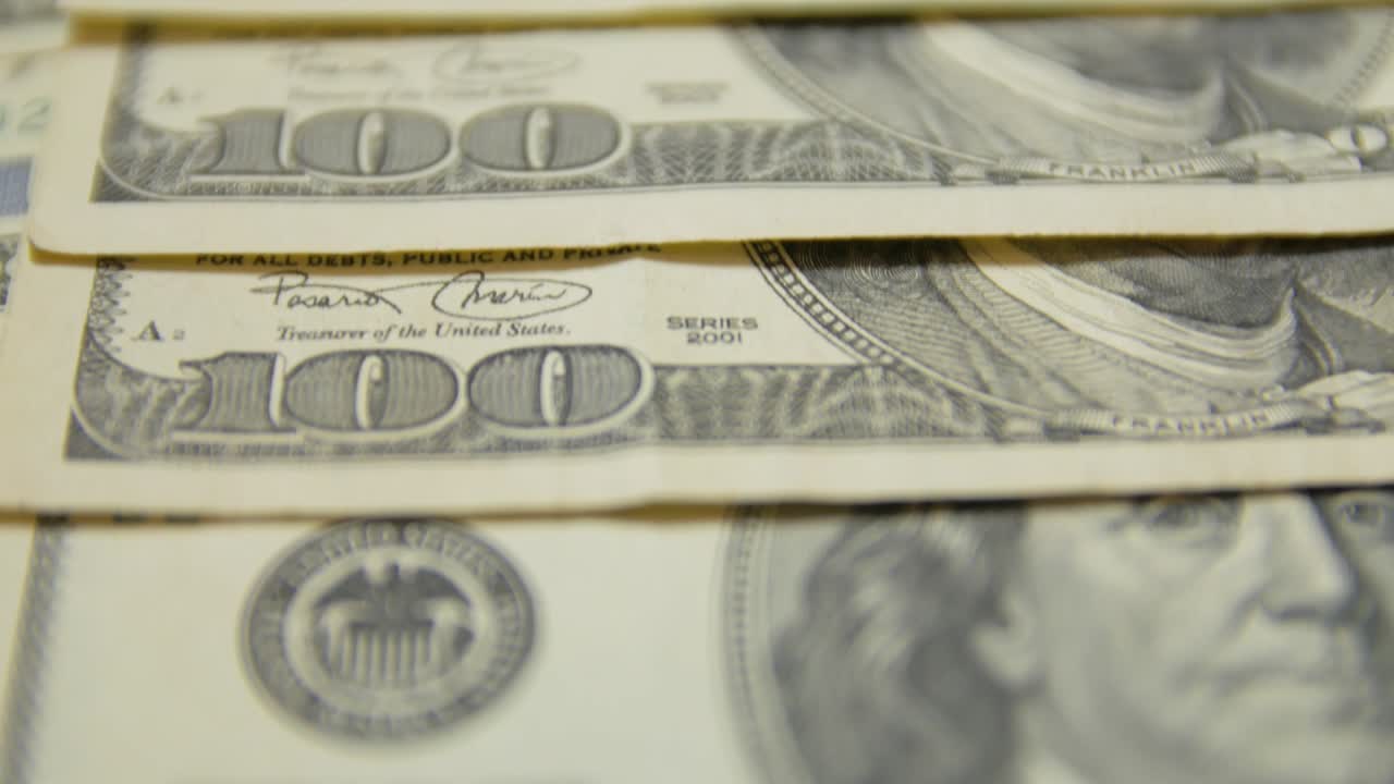 notas de dinheiro de 100 dólares.