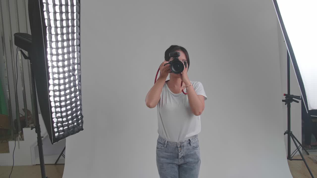 mujer fotógrafa en el estudio