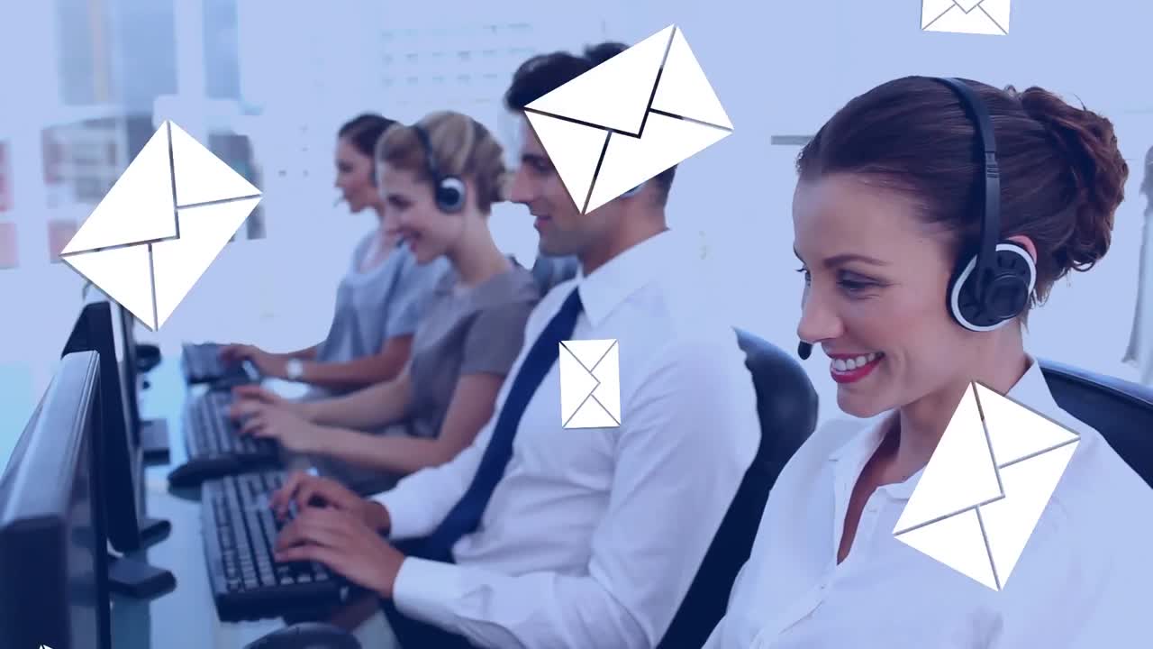 Operatori di call center che parlano con i clienti