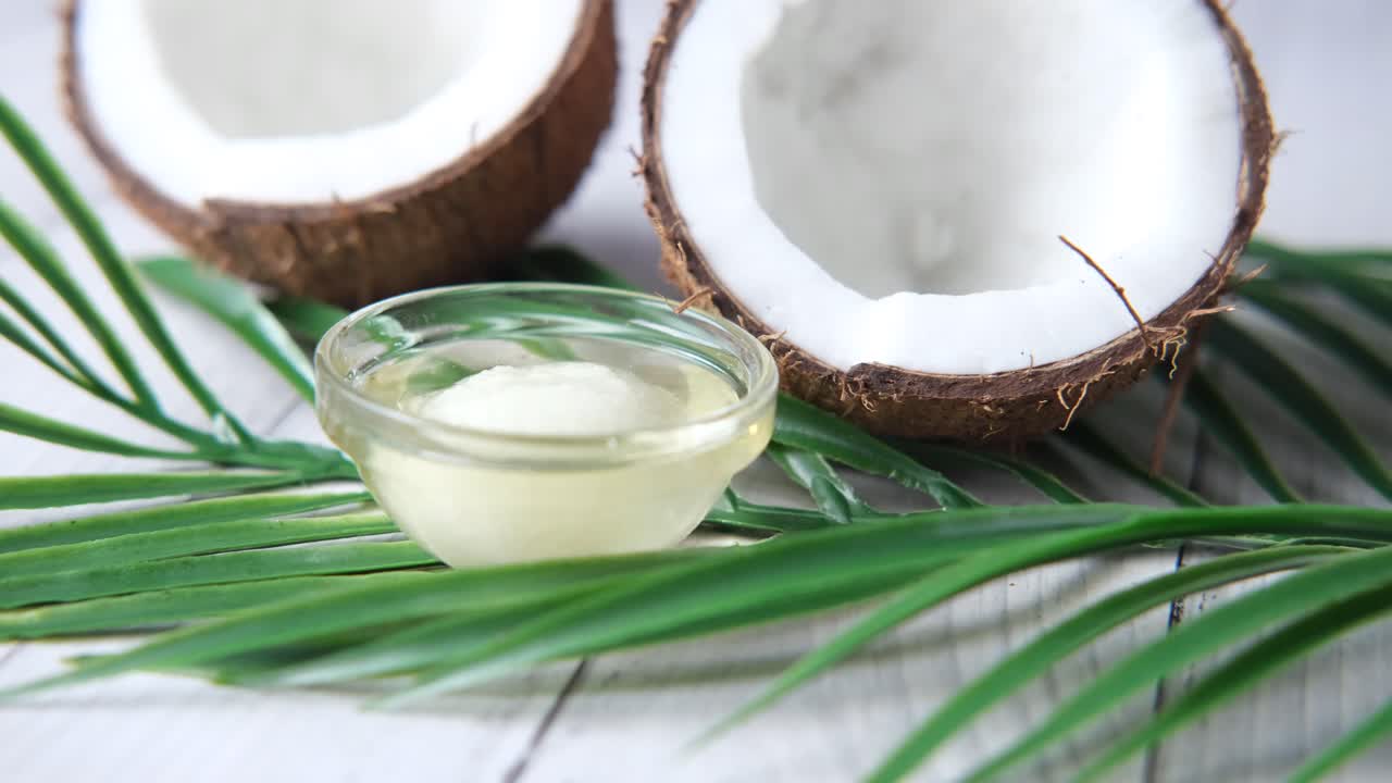 코코 오일 및 신선한 코코