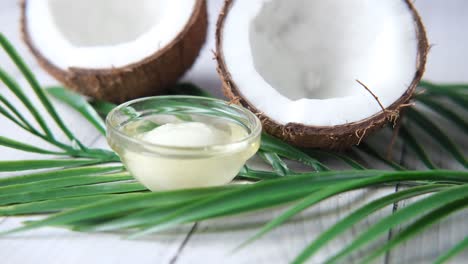 aceite de coco y cocos frescos
