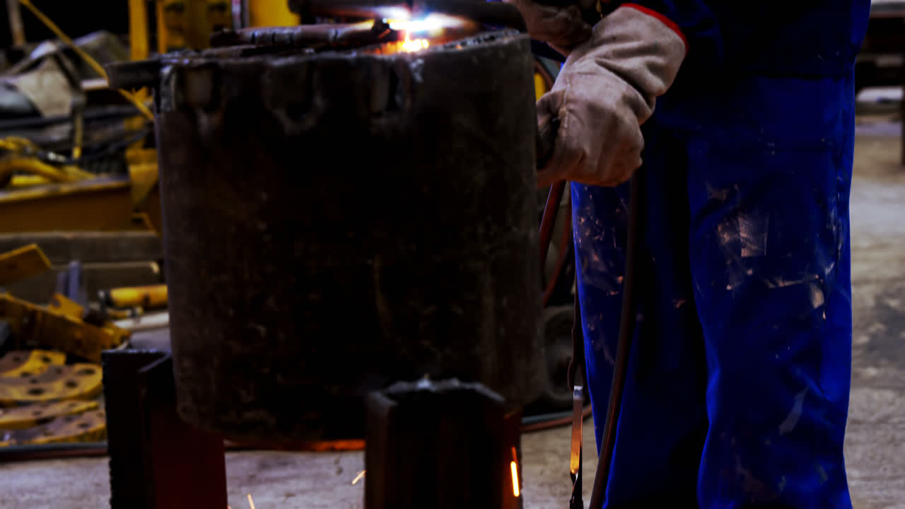 ingeniero masculino usando una antorcha de soldadura 4k
