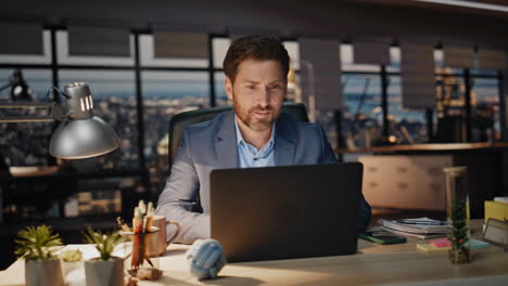 late employee working laptop evening office closeup. businessman reading email
