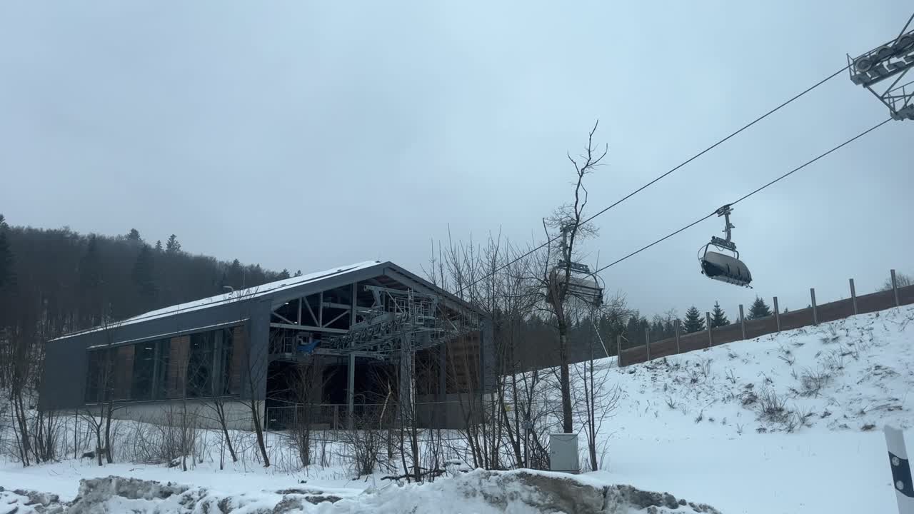 estación de elevación gris en invierno al final de la temporada de esquí