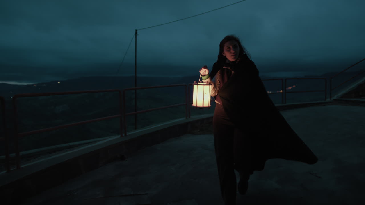 Donna misteriosa cerca la sua amica scomparsa di notte in piazza.