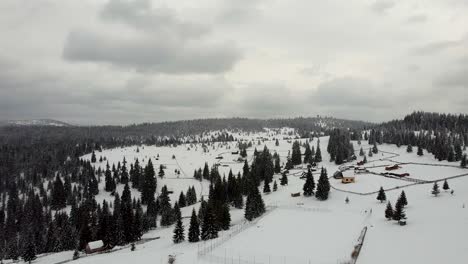 Schneetag-In-Den-Bergen-Im-Dorf-Marisel-Belis-In-Cluj