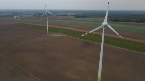 Molino-De-Viento-Turbinas-Eólicas-Girando-Generando-Energía-Eléctrica-Renovable-En-El-Campo