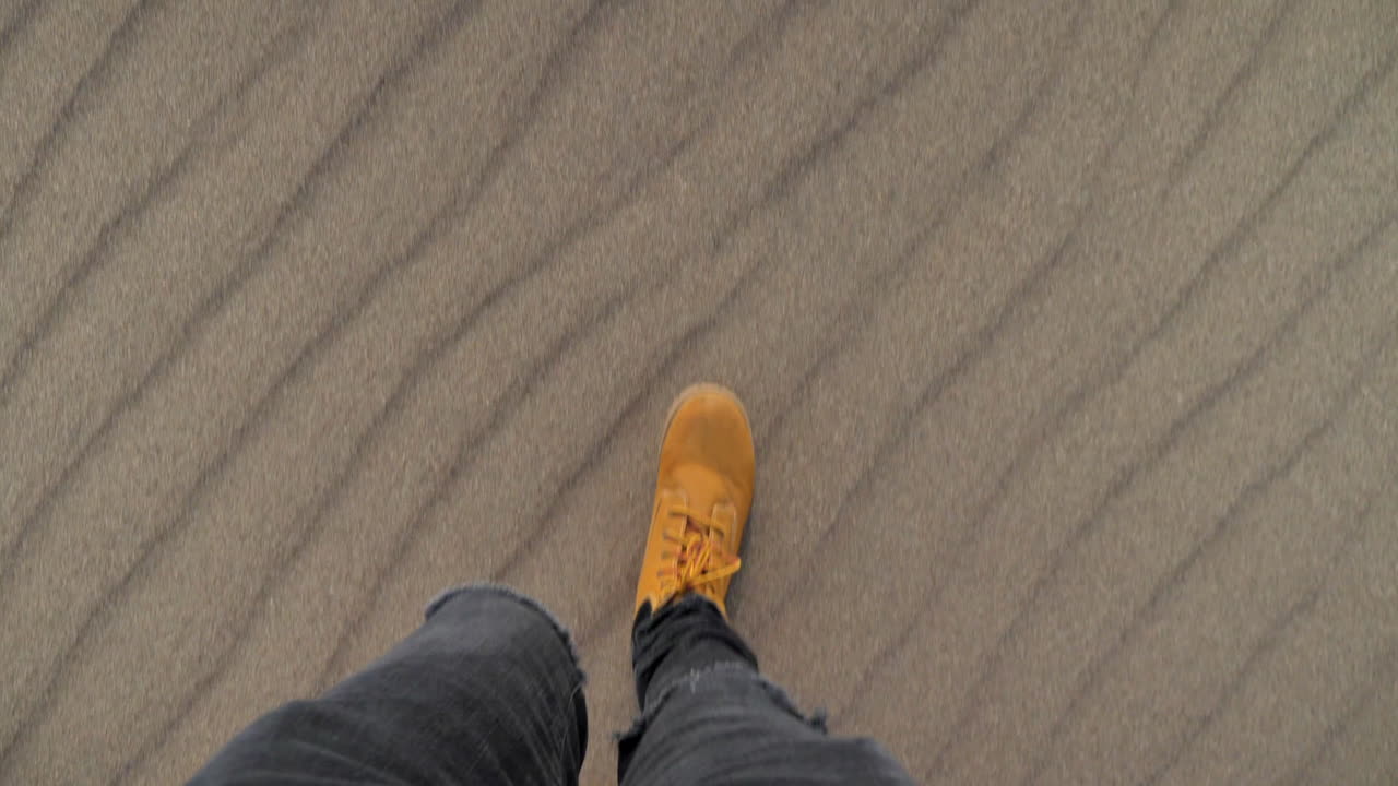 완벽하게 손길이 닿지 않은 모래사장을 걷는 등산객