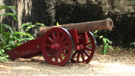 Colonial-cannon-in-Cartagena,-Colombia