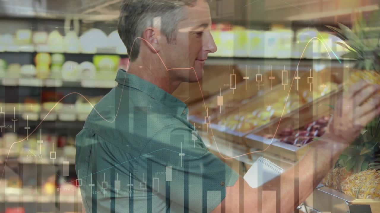 Animation der Datenverarbeitung über einem kaukasischen Mann beim Einkaufen