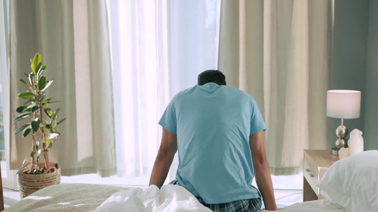 Risveglio, alba e uomo che si stira nella sua camera da letto