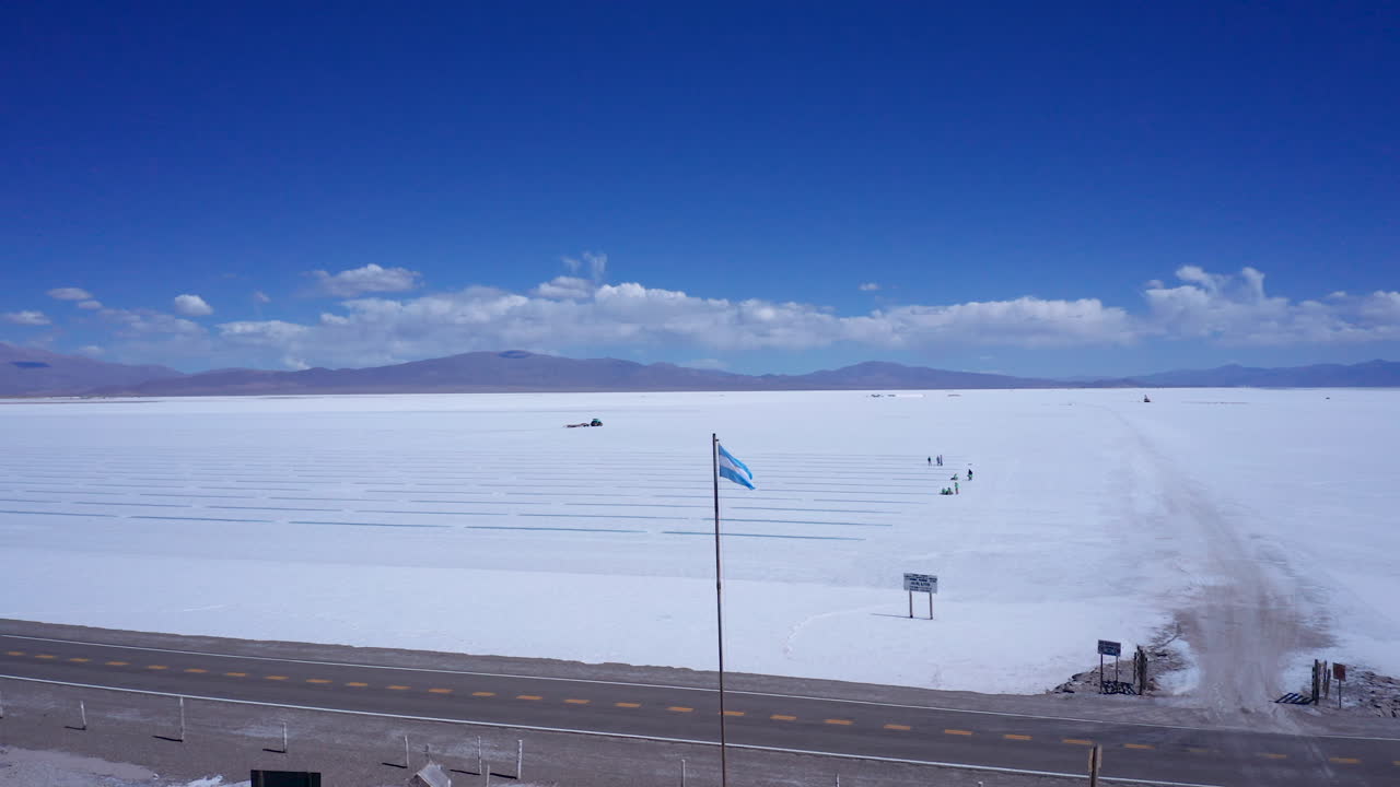 bandera de argentina por las salinas grandes salinas, paralaje aéreo ancho