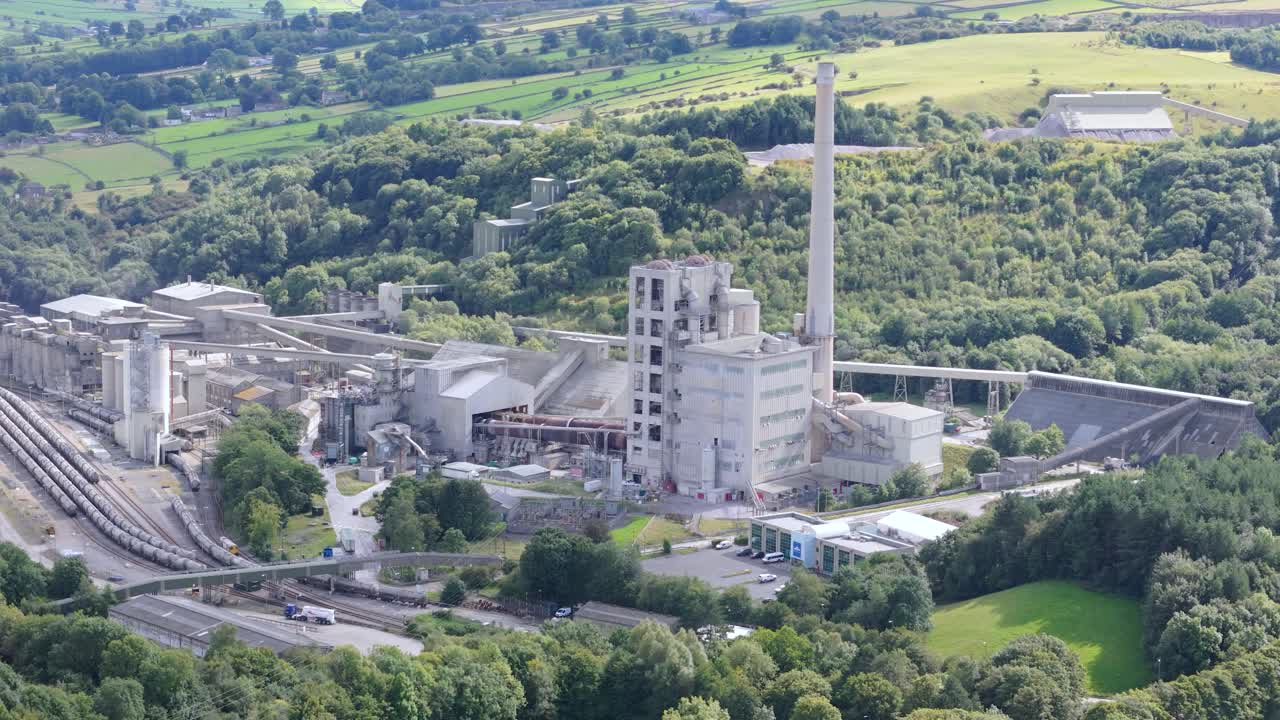 호프 시멘트 공장 (hope cement works) 은 영국 더비셔 피크 디스트릭트 (derbyshire peak district) 에 있는 이들리크 롤링 시골 지역을 공중에서 볼 수 있다.