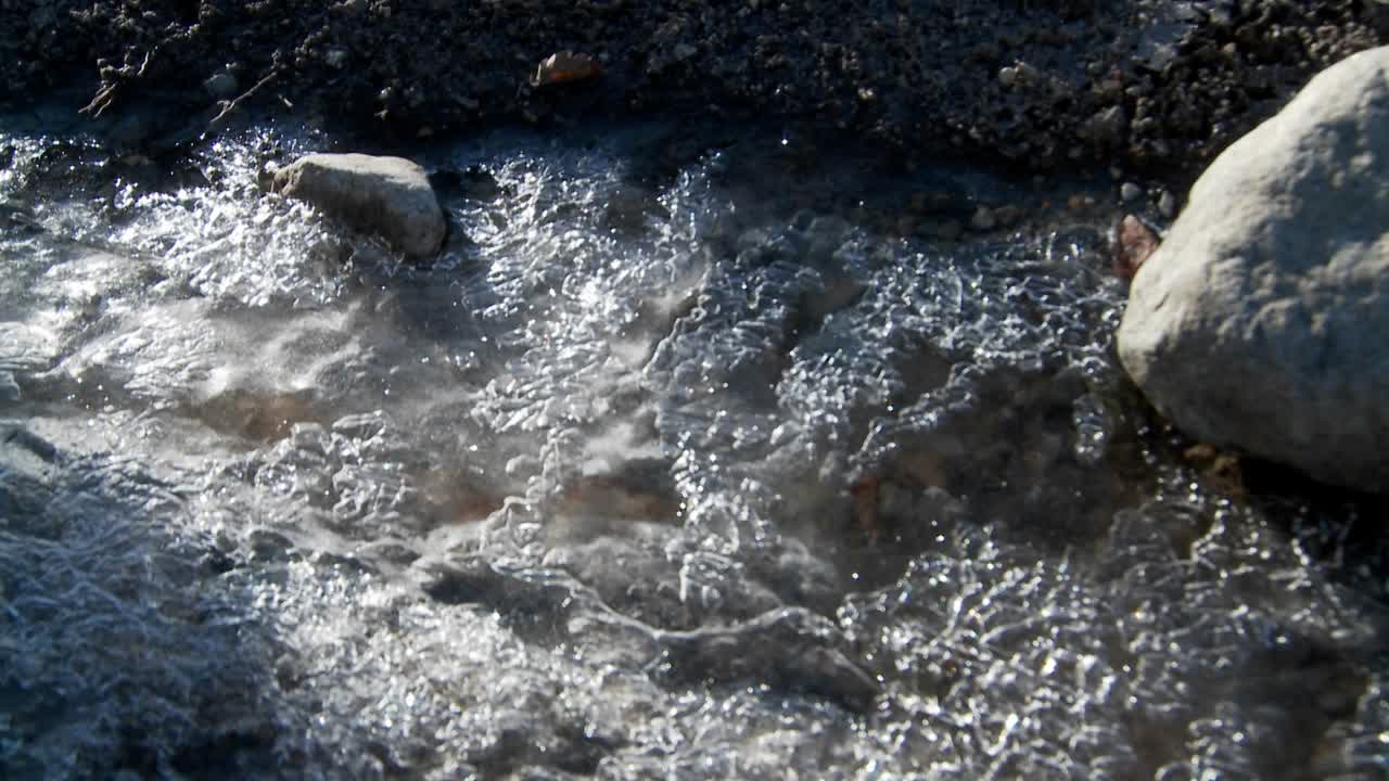 봄에는 눈과 얼음이 녹고 얼어붙은 빙하 아래 개울이 형성됩니다 3