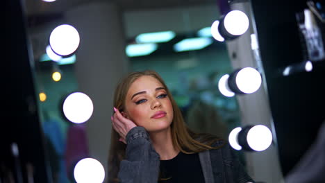 una mujer haciendo su maquillaje.