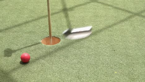 Golfista-Toma-Algunos-Tiros-Para-Meter-La-Pelota-De-Golf-En-El-Hoyo-En-El-Minigolf