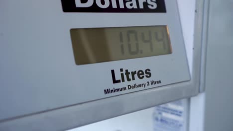 cámara lenta - bomba de combustible de la estación de combustible de gasolina cantidad de litros en funcionamiento