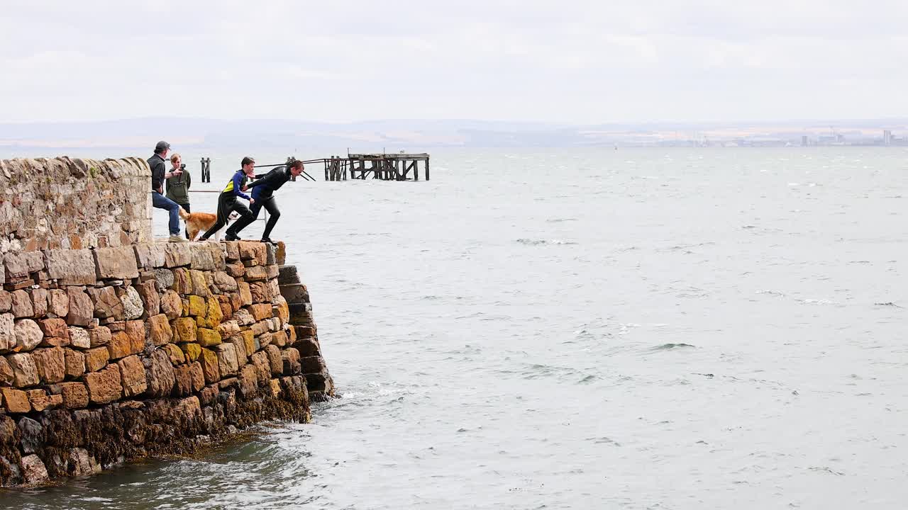 사람들이 절벽에서 물로 뛰어내리는 것