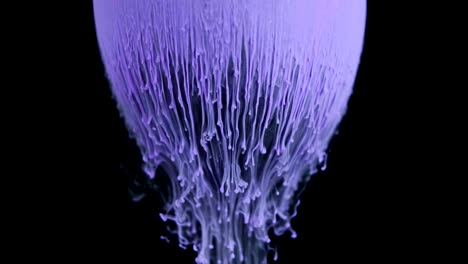 la pintura de tinta multicolor fluye lentamente de la pelota
