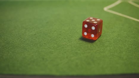 dos dados rodando en la mesa del casino verde - cámara lenta