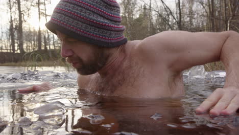 Un-Hermoso-Bañista-De-Hielo-Se-Levanta-Y-Deja-El-Agua-Helada