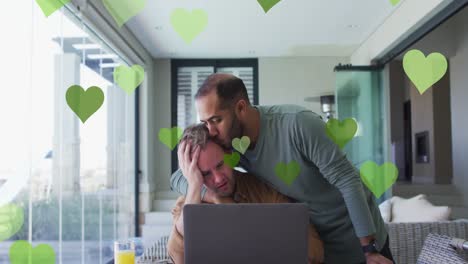 animación de iconos de corazón sobre una pareja gay diversa abrazándose