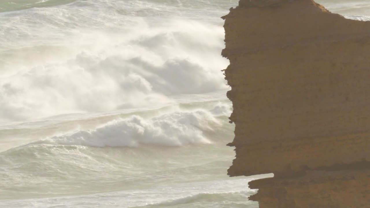 위대한 바다 도로의 바위 형성에 부히는 파도의 조용한 풍경, 자연 조명에서 포착