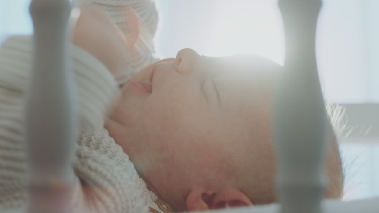 아기가 침대에서 잠을 자고 있다