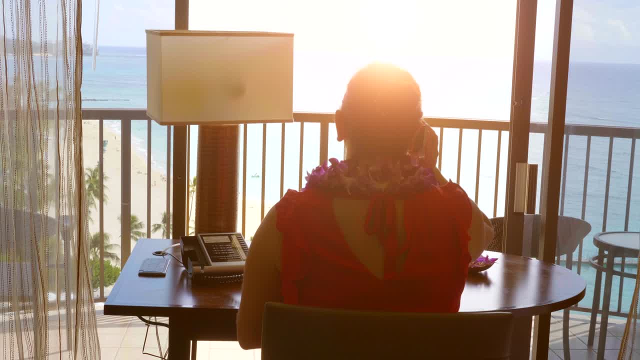 파라다이스 오피스에서 4k 슬로모션으로 일하는 프리랜서