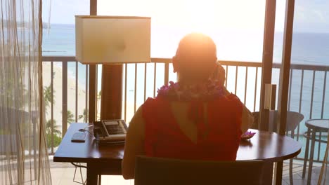 freelancer trabajando en la oficina del paraíso en 4k en cámara lenta