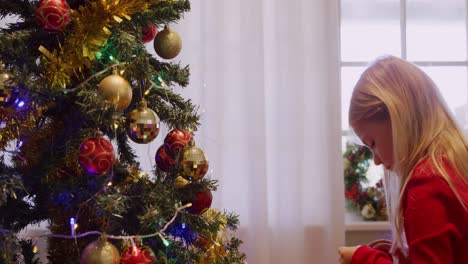 chica en casa en tiempo de navidad