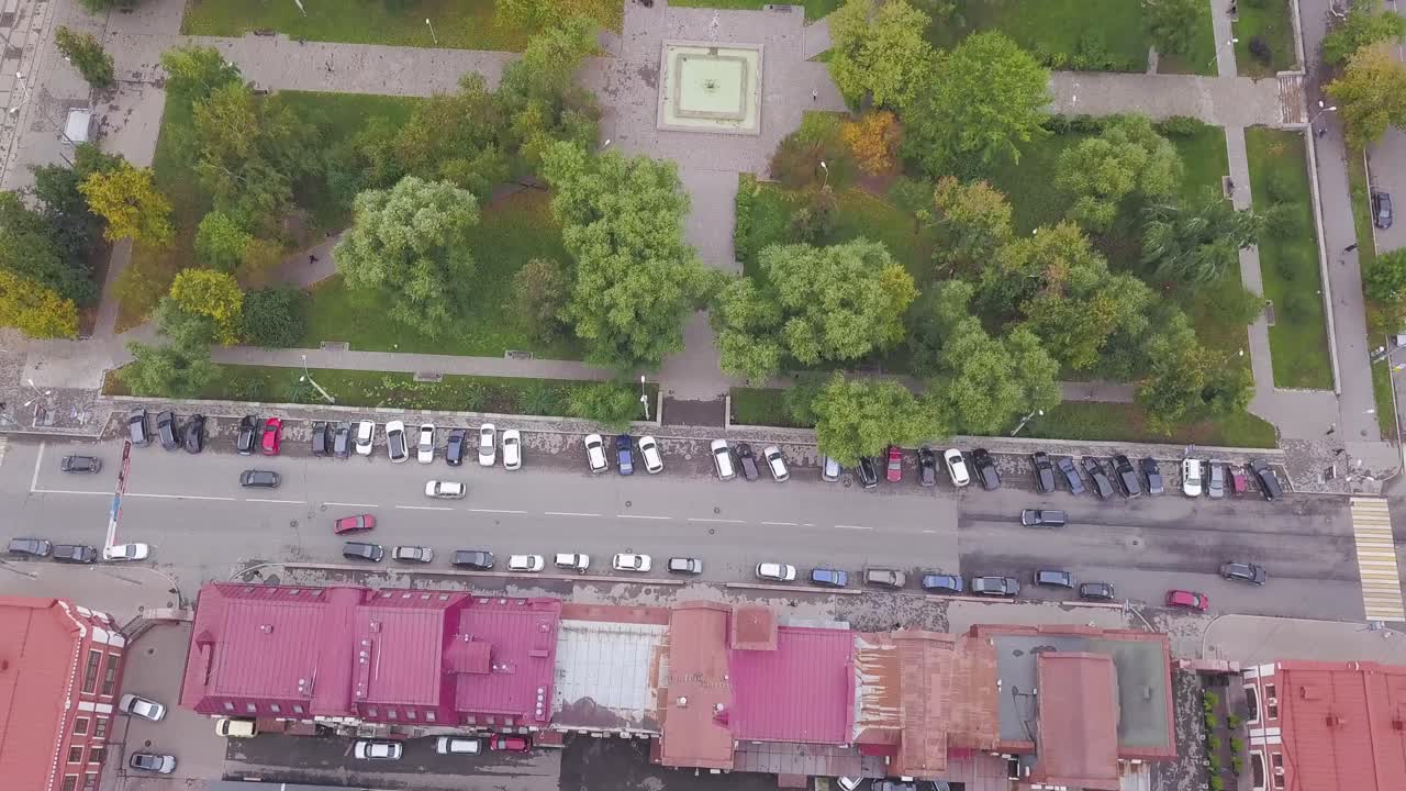 주차장 이 있는 도시 거리 와 건물 들 의 공중 사진