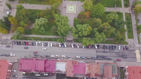 vista aérea de las calles y edificios de la ciudad con estacionamientos