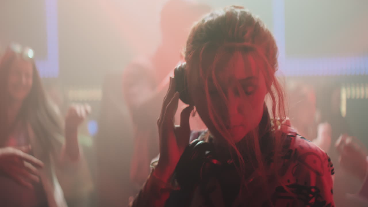 gente bailando en un club nocturno