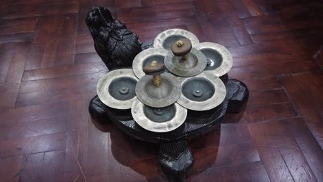 ceng ceng pequeños címbalos utilizados en la música gamelan de indonesia, instrumento musical