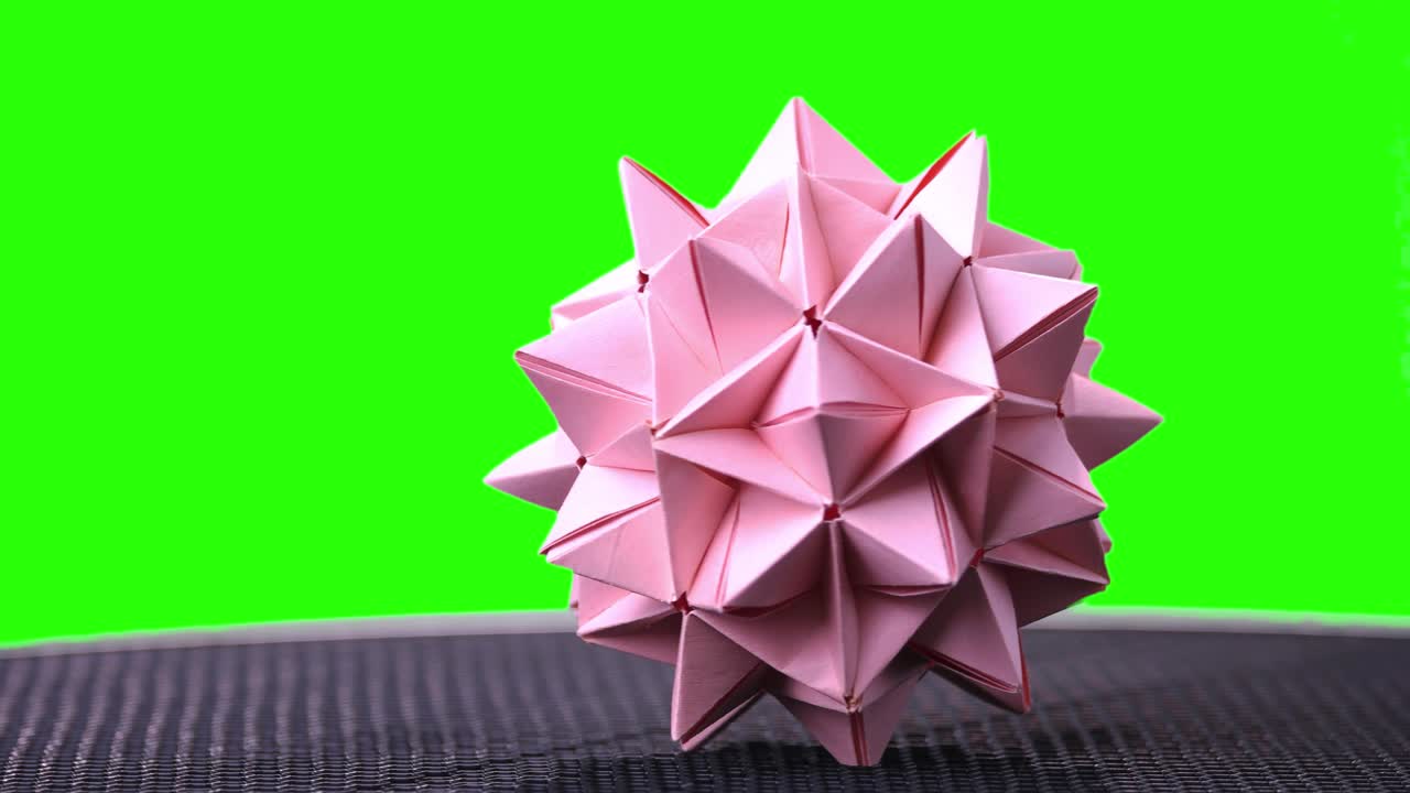 la pelota de origami rosada y puntiaguda.