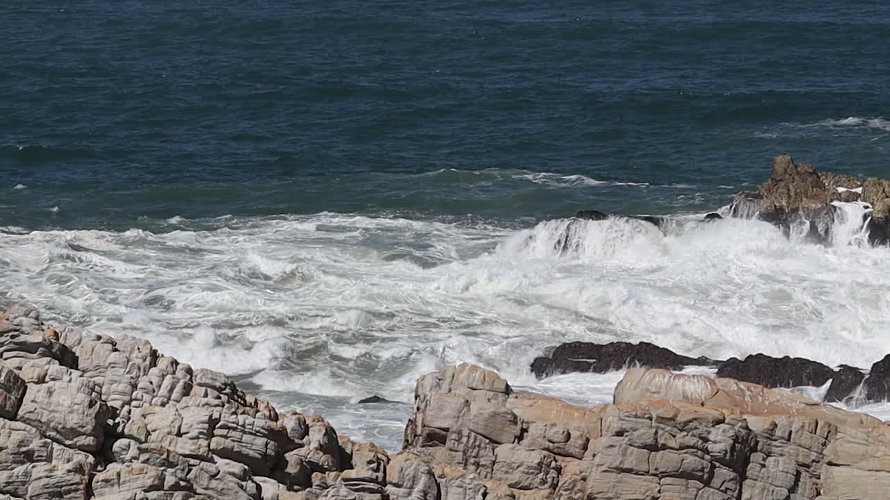 Apparizione delle onde dalla costa rocciosa