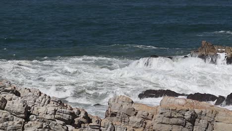 Aumento-De-La-Revelación-De-Las-Olas-De-La-Costa-Rocosa