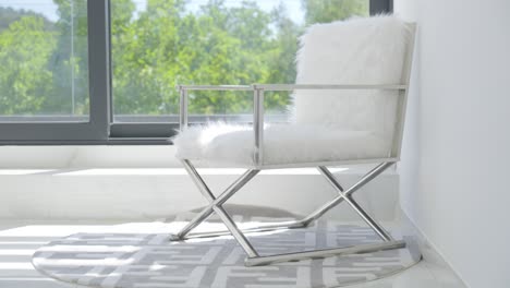 Luxuriöser,-Mit-Pelz-Bedeckter-Stuhl-In-Der-Nähe-Des-Glasfensters-Einer-Villa-In-Frankreich,-Fockaufnahme