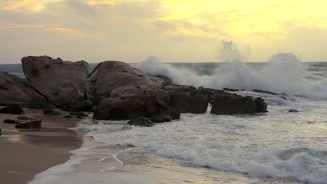 Olas-Rompientes-En-El-Crepúsculo-En-La-Playa-Rocosa