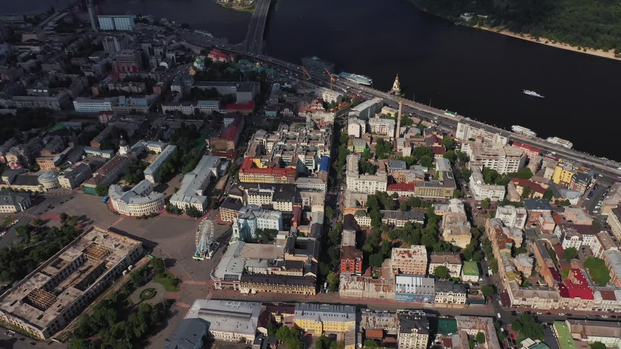 강 근처 에 있는 유럽 도시 의 공중 사진