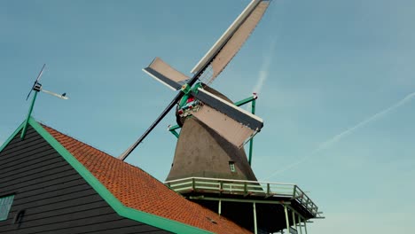 Vista-De-La-Antigua-Casa-Clásica-Del-Molino-De-Viento-Holandés-En-Zaanse-Schans,-Países-Bajos